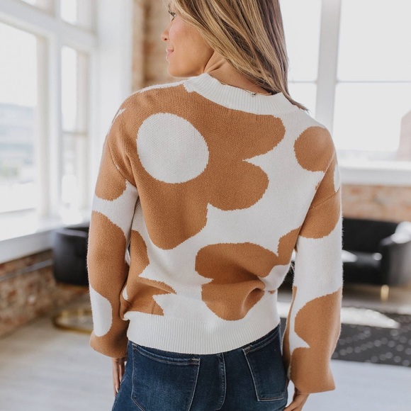 NWT 🤍 Floral Design Sweater - Picture 3 of 5